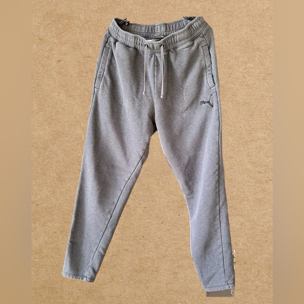Women Puma Gray Jogger Pants with
Elastic Waistband Drawstrings. Size Medium.
